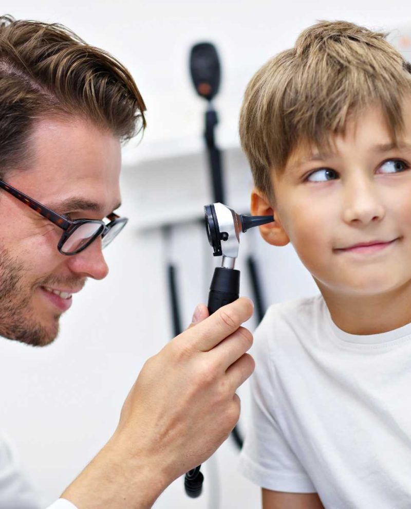 close-up-of-male-doctor-examining-boys-ear-with-an-XGYLK49-reyy5wxc2vctvzvob9sbxecavnz5s28nivdqlyn4x8